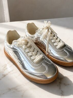 Steve Madden Duo Silver Metallic Sneakers Women’s Size 7.5 Gum Sole